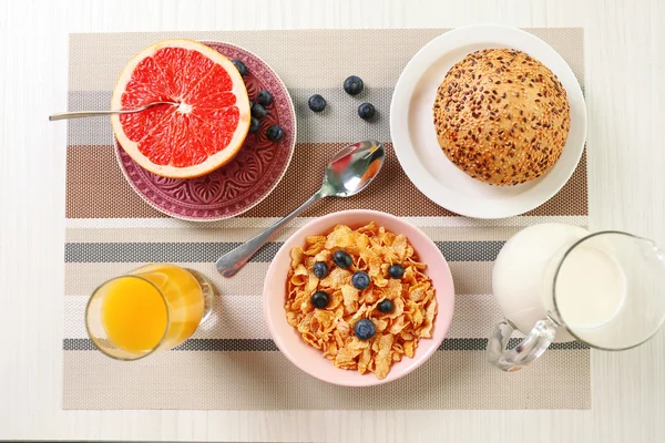 Hälsosam frukost med frukt och bär på bordet på nära håll — Stockfoto