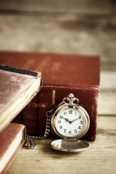 Reloj de bolsillo y libros antiguos — Foto de Stock