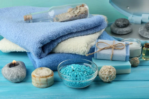 Spa stenen en spa-behandelingen op een houten achtergrond kleur — Stockfoto