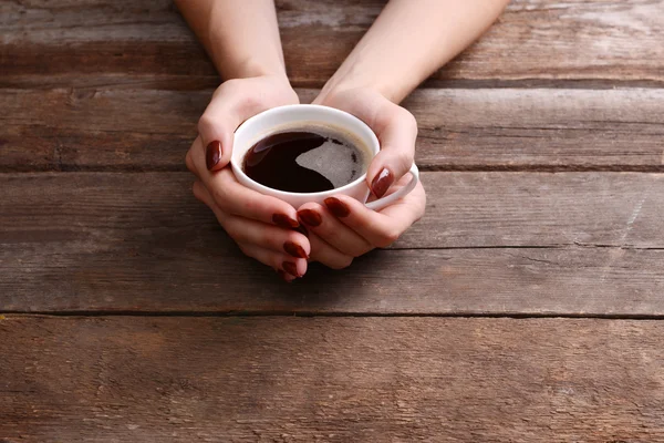 Frauenhände mit Tasse Kaffee — Stockfoto