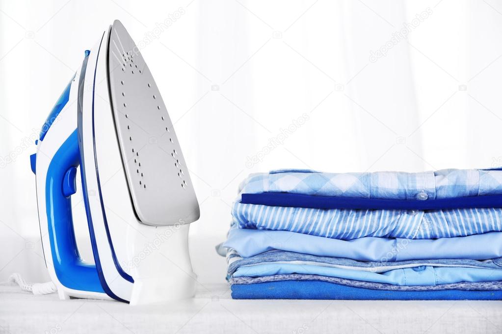 Elektronische strijken en stapel van kleding — Stockfoto ... Elektronische strijken en stapel van kleding — Stockfoto ...