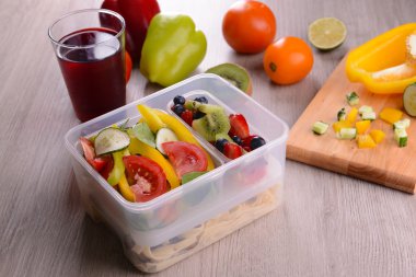 Plastik kaplarda lezzetli yemek