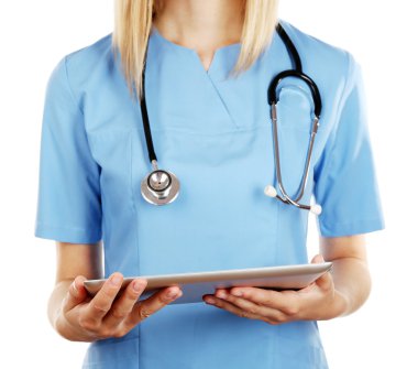 Kadın doktor dijital tablet üzerinde beyaz izole çalışma