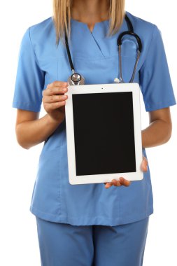 Kadın doktor boş dijital tablet ekran üzerinde beyaz izole sunulması