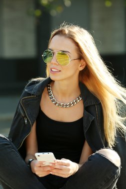 Genç kız şehir sokak poz