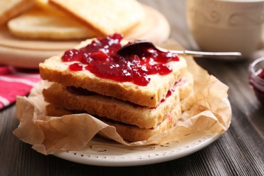 Ekmek tereyağı ve ev yapımı reçel ile