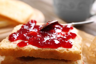 Ekmek tereyağı ve ev yapımı reçel ile