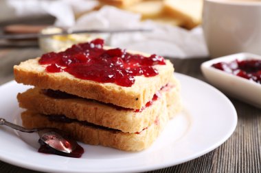 Ekmek tereyağı ve ev yapımı reçel ile