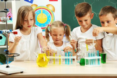 Kimya dersinde şirin öğrenciler