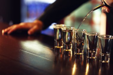 Barmen tekila cam içine yağıyor