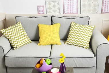 Divan, renkli yastıklar yakın çekim