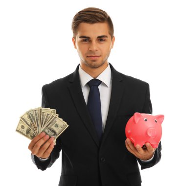 Zarif adam beyaz izole para ile kumbara holding