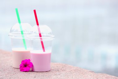 plastik bardak muzlu süt