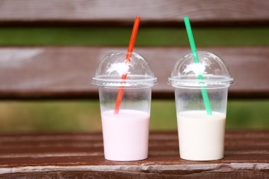 plastik bardak muzlu süt