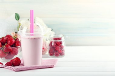 Plastik bardak muzlu süt