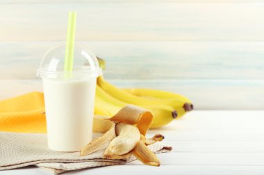Plastik bardak muzlu süt