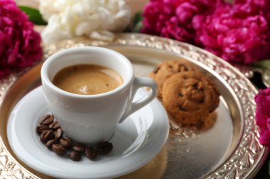 kahve, kek ve Şakayık çiçekleri tepsi, ahşap arka plan üzerinde fincan ile kompozisyon