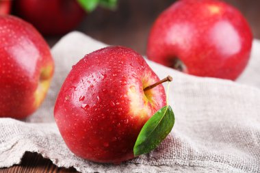 Masada olgun kırmızı elmalar var. Yakın plan.