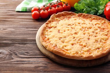 masada sebzeli peynirli pizza yakın çekim