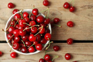 Tatlı kiraz ahşap masa üzerinde bir kapta yakın çekim