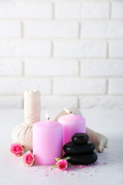 kaplıca tedavisi Beyaz ahşap masa üzerinde güzel kompozisyon