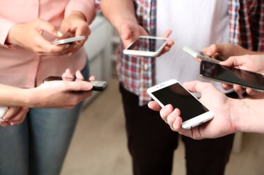 Birçok el cep telefonlarını yakın tutuyor.