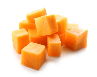 Beyaz izole doğranmış havuç