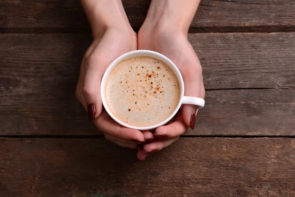 Női kéz kezében csésze kávé — Stock Fotó