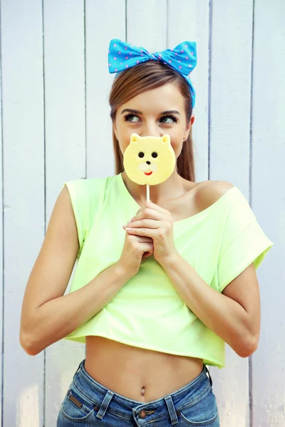 Menina bonita com doces — Fotografia de Stock