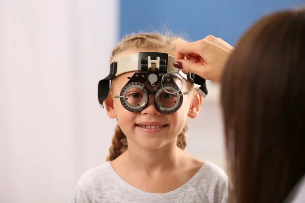 Молодая девушка проходит тест на зрение — стоковое фото