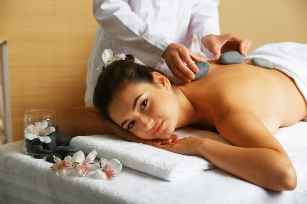 Mujer joven en salón de spa de belleza —  Fotos de Stock