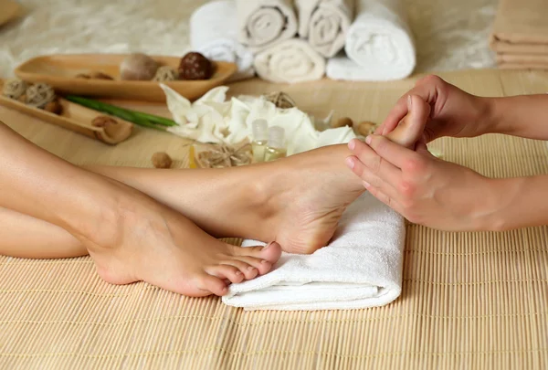 Masseur making feet massage in spa salon — Stock Photo, Image