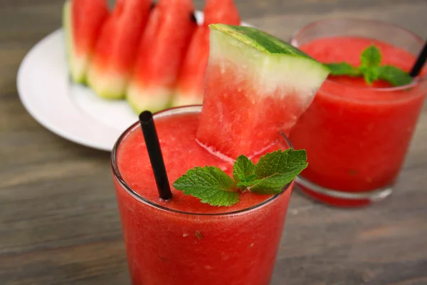 Glasögon av vattenmelon juice på träbord, närbild — Stockfoto