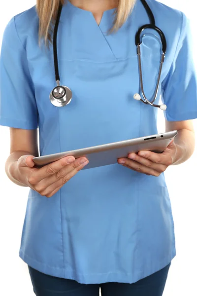 Vrouwelijke arts werkzaam op digitale tablet geïsoleerd op wit — Stockfoto