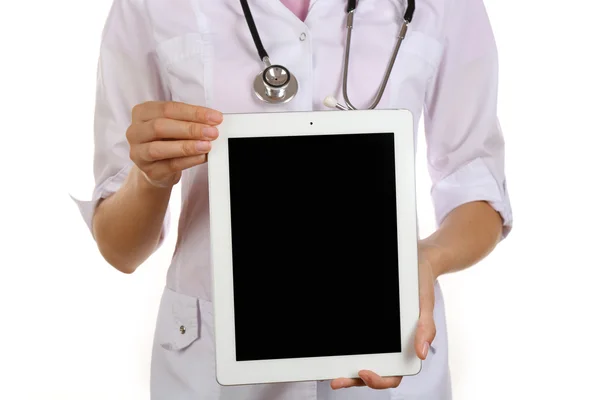 Médico femenino que presenta una pantalla digital vacía aislada en blanco — Foto de Stock