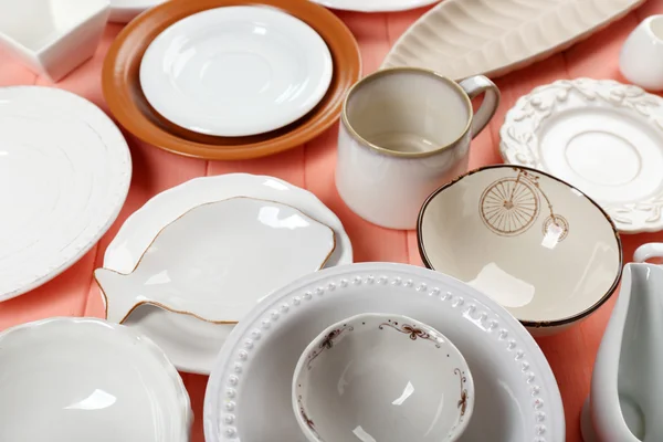 Verschillende tafelgerei op houten tafel — Stockfoto