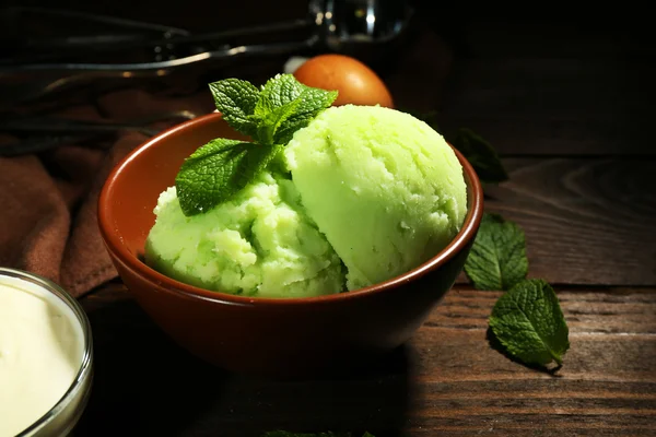 어두운 나무 배경에서 만든 민트 아이스크림 — 스톡 사진