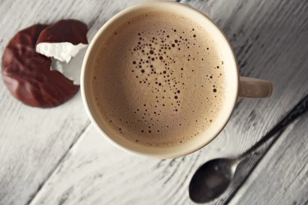 Secangkir kopi dengan coklat zephyr di atas meja kayu, pemandangan atas — Stok Foto