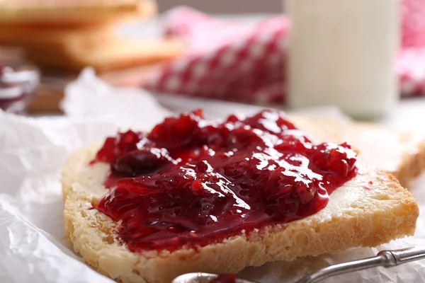 Ekmek tereyağı ve ev yapımı reçel ile