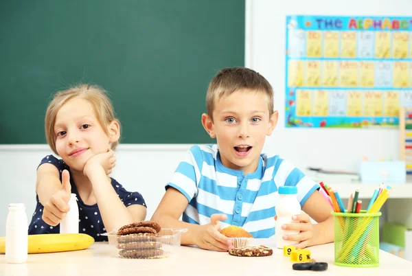 Schattige kinderen op lunch moment — Stockfoto