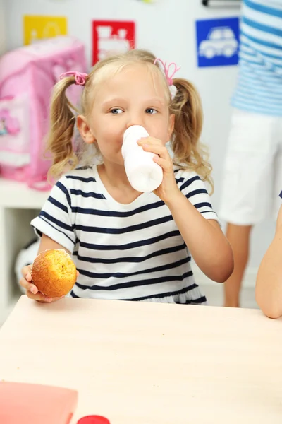 Schattig meisje op lunch moment — Stockfoto