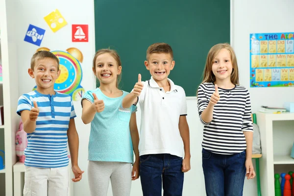 Porträt glücklicher Klassenkameraden — Stockfoto