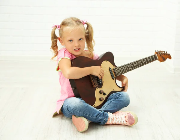 Klein meisje dat gitaar speelt — Stockfoto