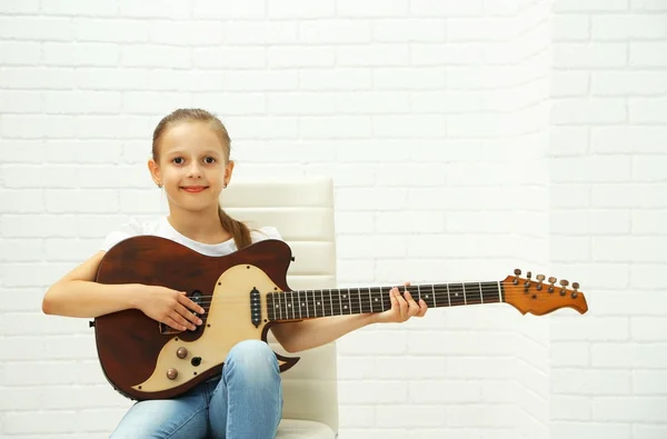 Niña tocando la guitarra — Foto de Stock