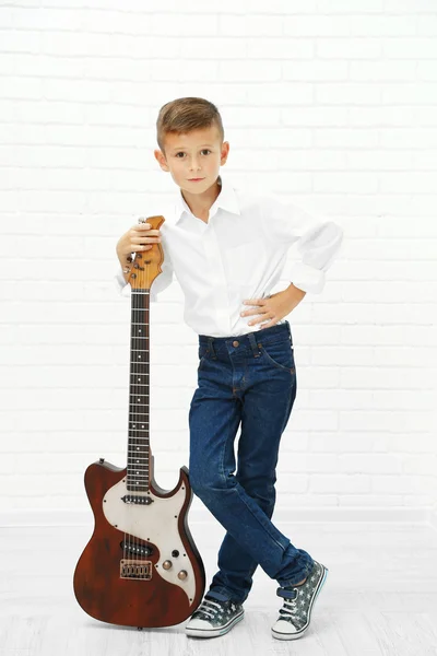 Açık renkli gitar ile küçük çocuk — Stok fotoğraf