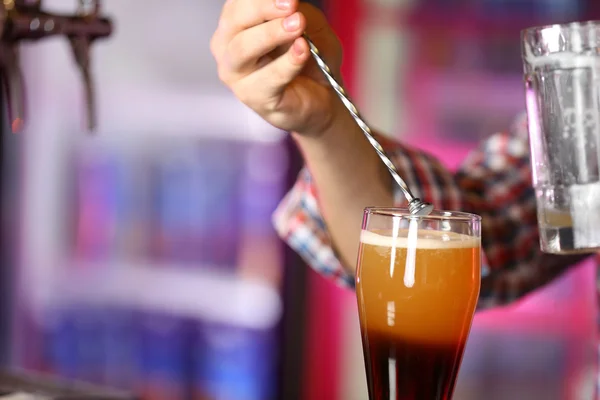 Barman está derramando cerveja em vidro — Fotografia de Stock