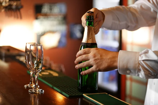 Retrato de barman bonito com garrafa de champanhe — Fotografia de Stock