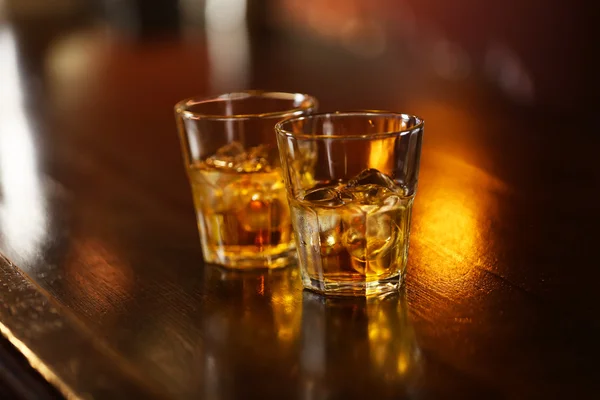 Whisky glas tuimelaar staande op toog — Stockfoto