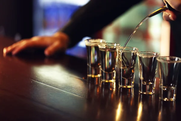 Barman está derramando tequila em vidro — Fotografia de Stock