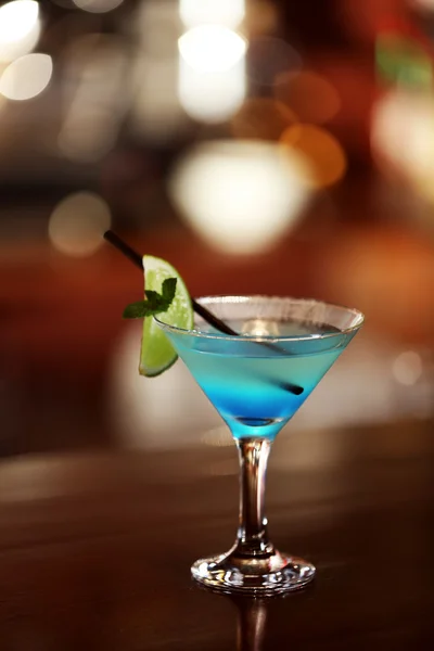 Cocktail på bar räknare på bar bakgrund — Stockfoto